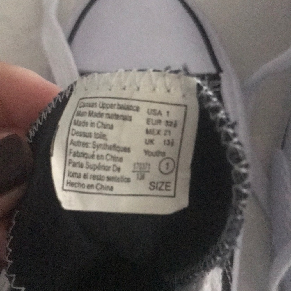 💢💢SOLD💢💢Girls Hi-tops - Picture 2 of 3